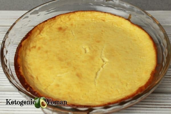 Crustless whole keto cheesecake in glass pie pan